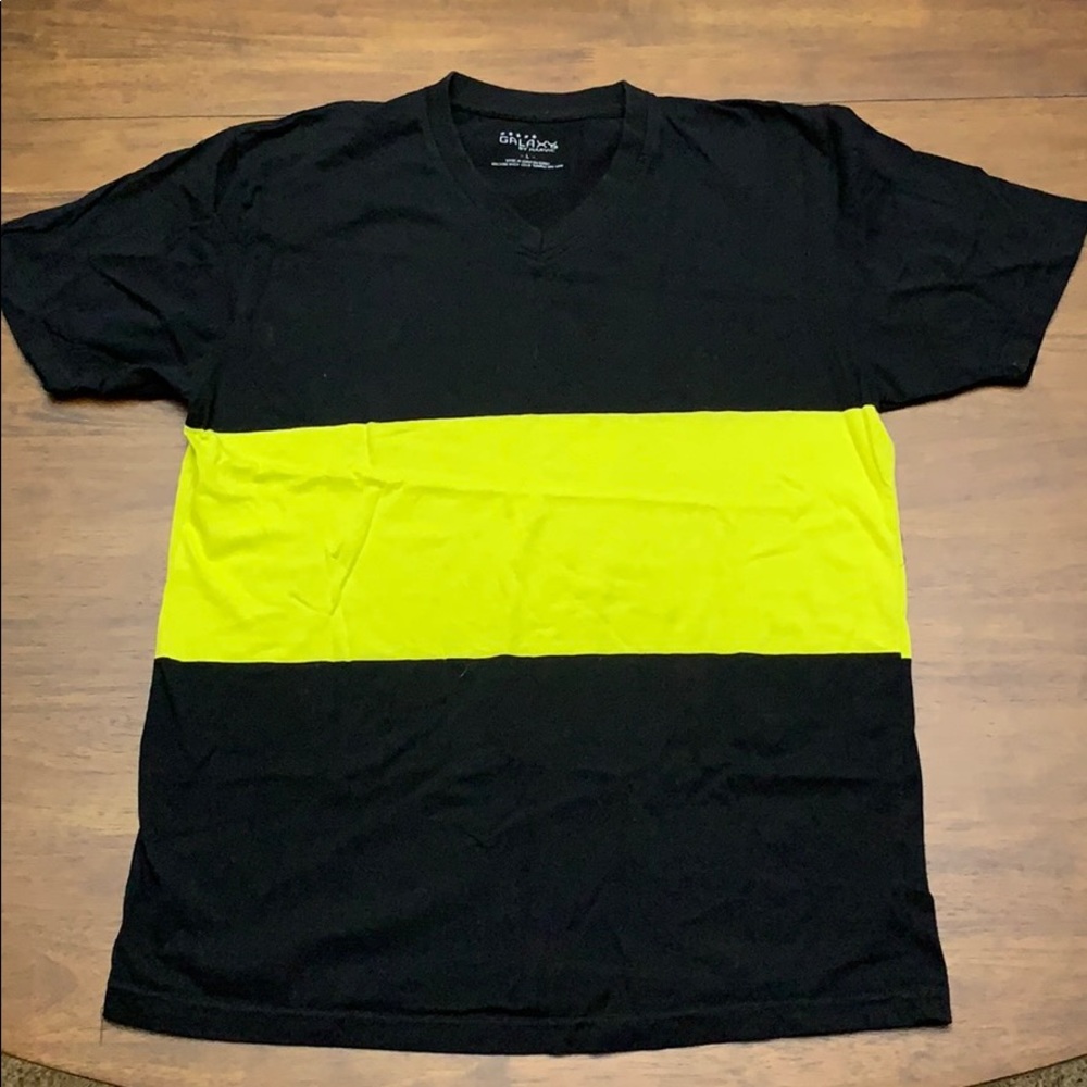 🌱3/$10 Men’s V-neck T-Shirt.